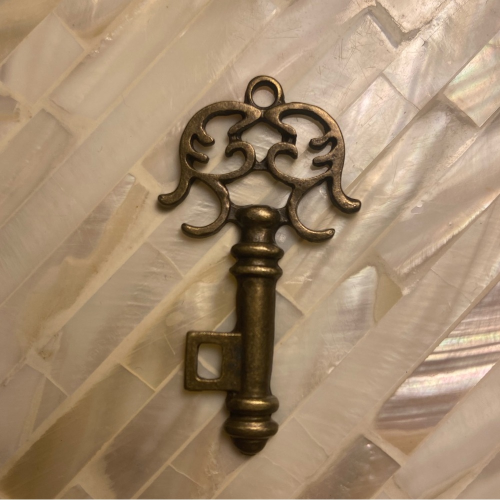 Vintage Antique Style Skeleton Key Pendant - Antique Copper Color